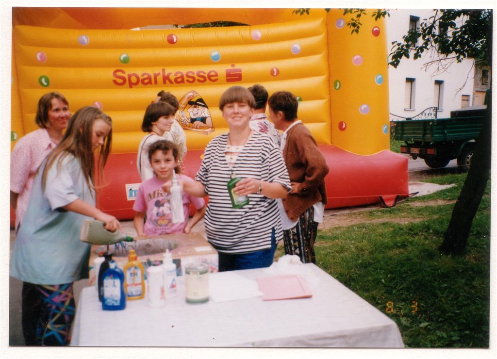 Marina, Karina, Stefanie und Helga bei den Spritzbildern.