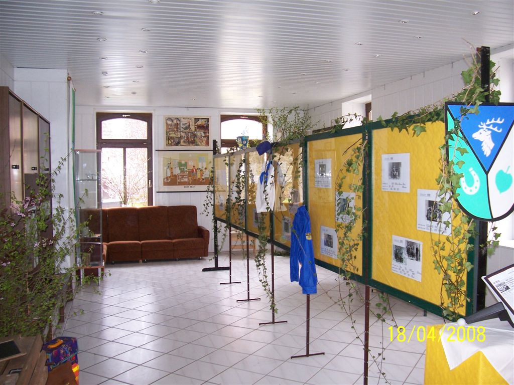 Ausstellung zur Schulgeschichte. Aufgenommen zur 888-Jahrfeier in Kospoda durch Helga Neugebauer.