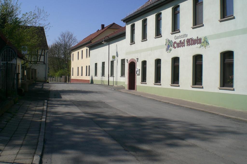 Ansicht der Gaststätte Onkel Alwin, aufgenommen während der Erneuerung der Dorfstraße in Kospoda, 2008