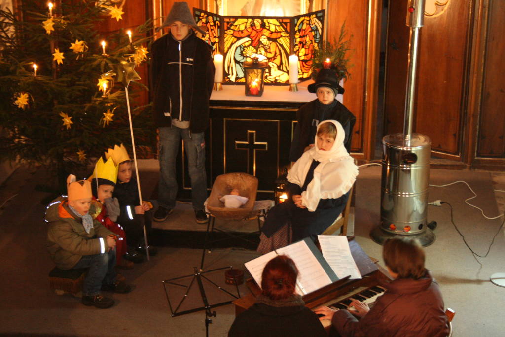 Die Darsteller zum Krippenspiel 2008 in der Burgwitzer Kirche. Aufgenommen von Martin Pohle